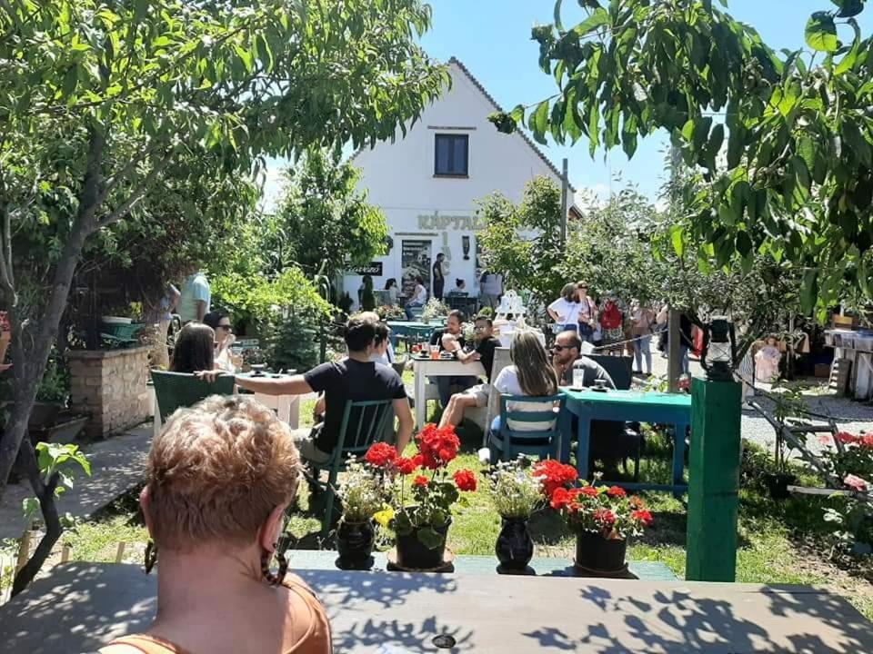 Piac Vendeghaz Hotel Kaptalantoti Bagian luar foto