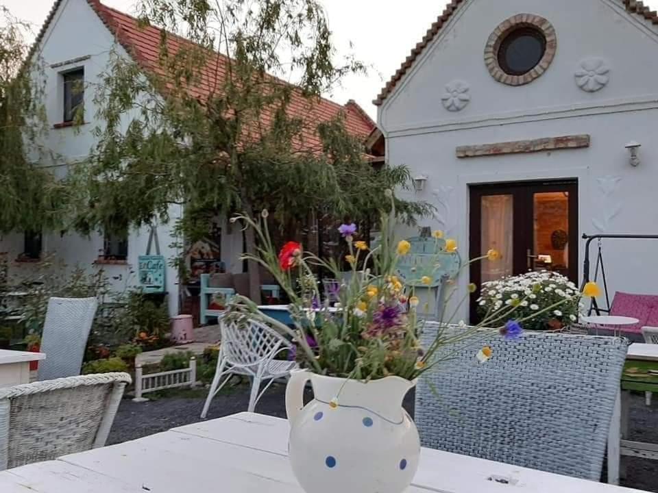 Piac Vendeghaz Hotel Kaptalantoti Bagian luar foto